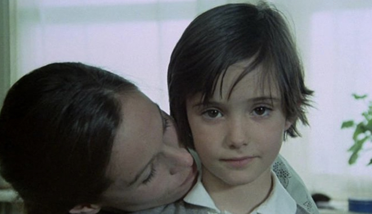 Cría cuervos (1975, dir. Carlos Saura)
