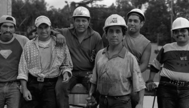 En el hoyo (2006, dir. Juan Carlos Rulfo)
