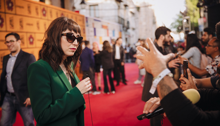 Michelle Garza en la alfombra roja de Huesera en el 20° FICM
