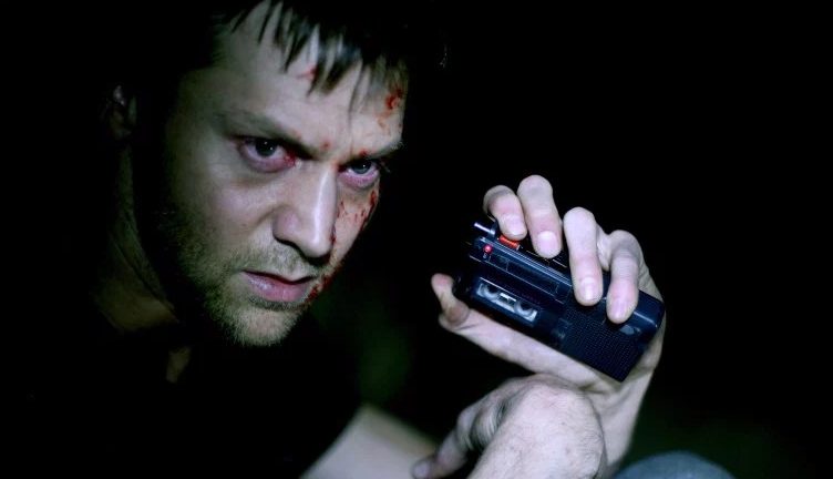 VHS: Las crónicas del miedo 2 (2013, dirs. Simon Barrett, Adam Wingard, Eduardo Sánchez, Gregg Hale, Gareth Evans, Timo Tjahjanto, Jason Eisener)