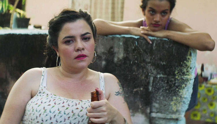 Edwarda Gurrola en Luciérnagas de Bani Khoshnoudi