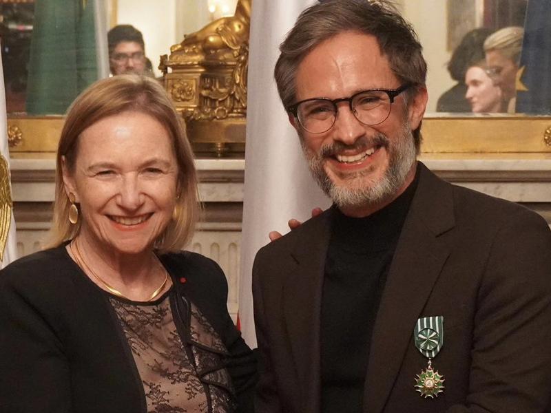 El actor mexicano Gael García Bernal recibió la Orden de las Artes y Letras de Francia