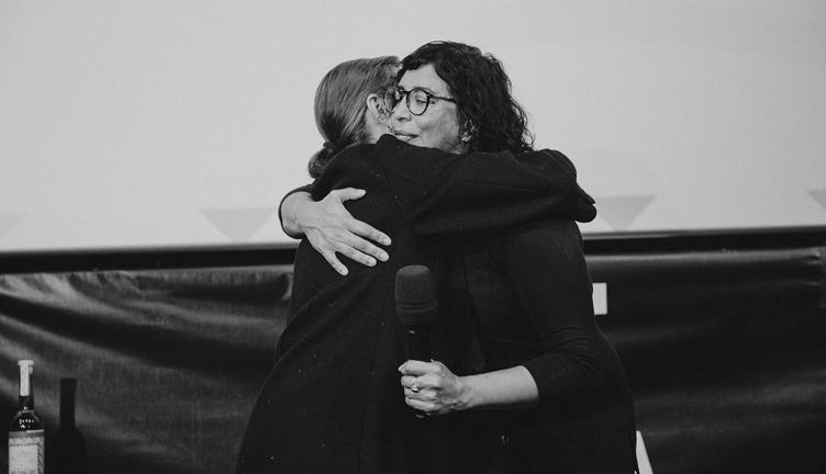 Otorgan el Premio 400 Conejos a la directora Tatiana Huezo