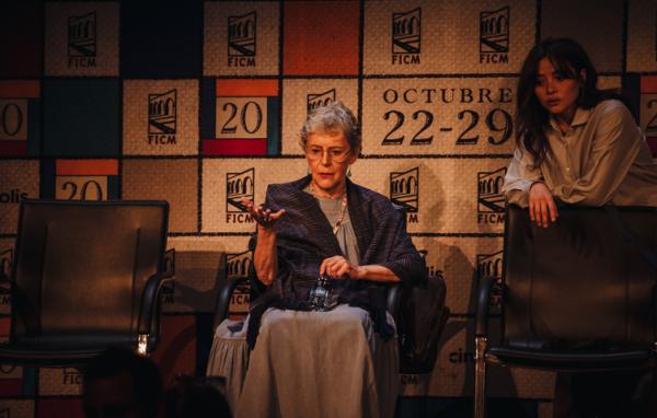 Julieta Egurrola, Teresa Ruíz