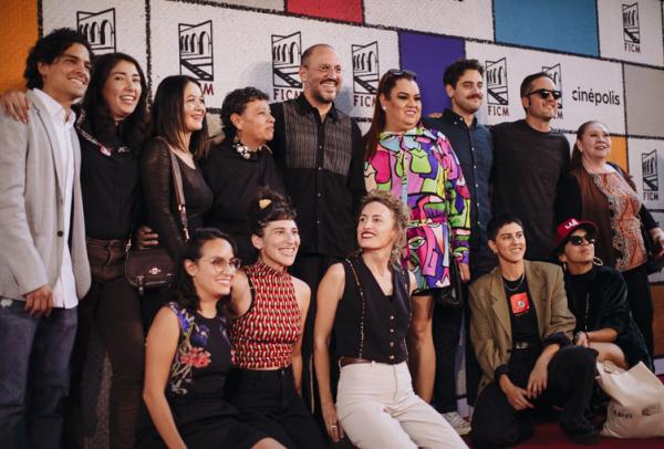 Elenco de DOS ESTACIONES