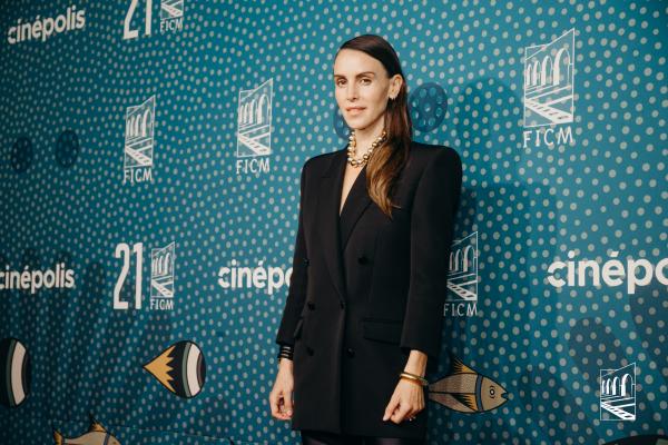 Alexandra De la Mora