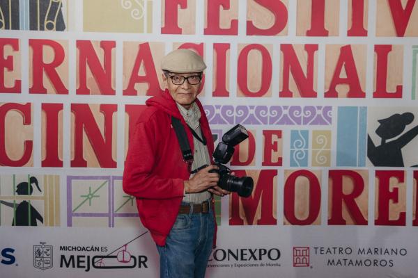 Alejandro (reportero) en la alfombra roja de EL CANTO DE LAS MANOS en el 23° FICM