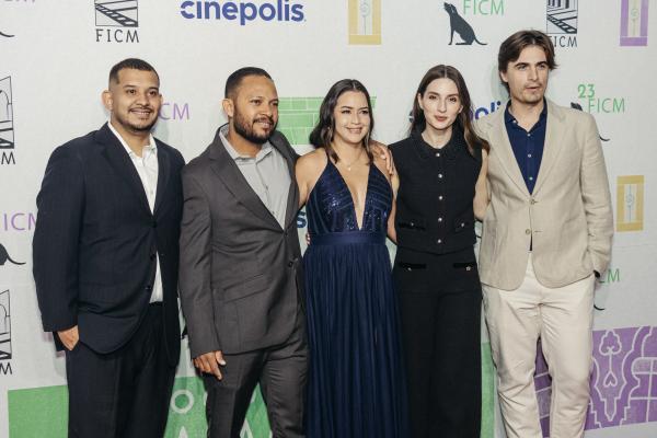Martí Font Isern, María Valderde y elenco de EL CANTO DE LAS MANOS en el 23° FICM