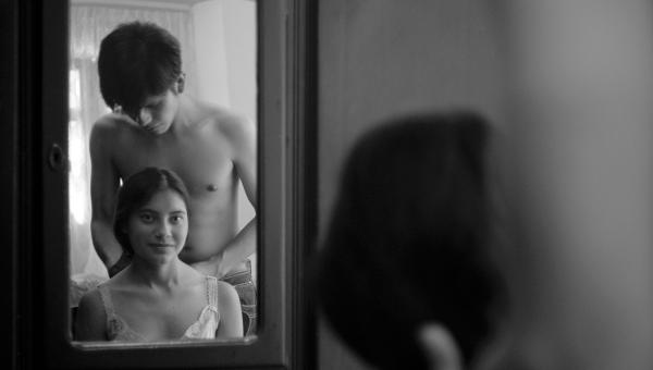 Los amantes se despiden con la mirada